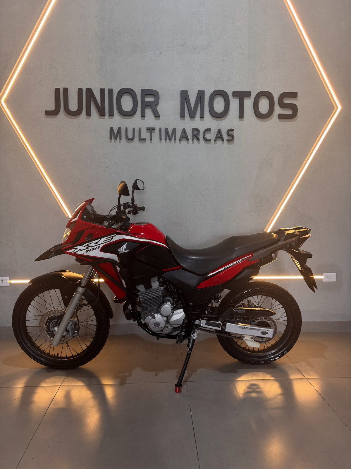 Honda XRE 300 vermelha em destaque na Junior Motos Multimarcas